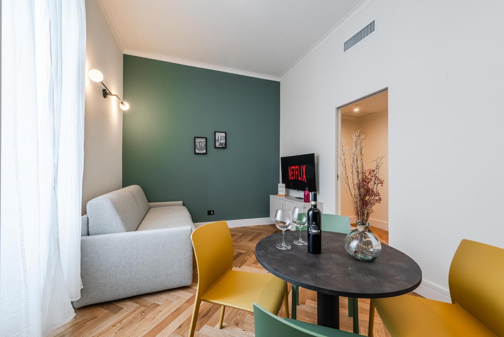 Spacious In Next To Metro Apartamento Milão
